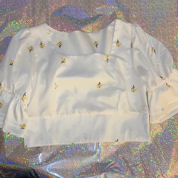 Cute, casual day brunch blouse🌺 - Picture 2 of 2